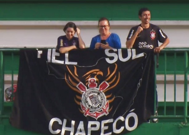 Mesmo pequena, torcida do Timão marcou presença no duelo desta quarta