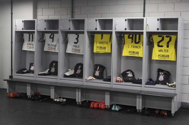 Os mantos perfilados no vestiário da Arena da Baixada antes do jogo contra o Atlético-PR