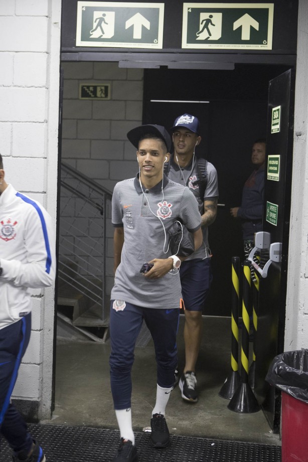 Pedrinho chegando à Arena da Baixada para a partida contra o Atlético-PR