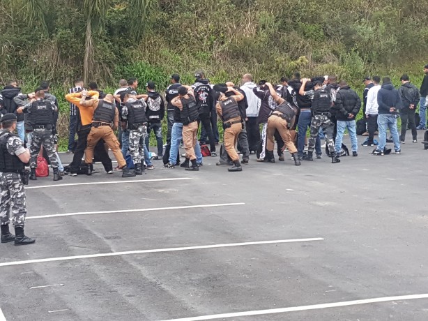 Revista policial na beira da estrada: rotina para integrantes de uniformizadas