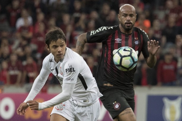 Romero 'brigando' muito durante o jogo com o Atlético-PR