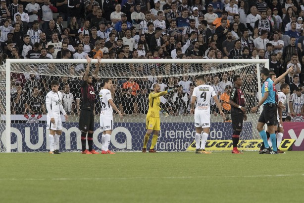 Walter pegou um pênalti contra o Atlético-PR, mas saiu lesionado no final da partida