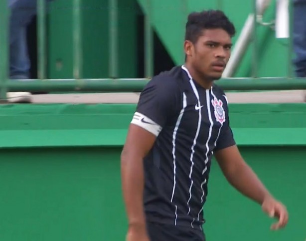 Zagueiro Ronald fez primeiro tempo seguro diante da Chapecoense 