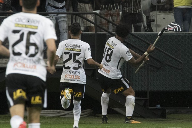 Balançando a bandeirinha de escanteio, Kazim comemorou o gol contra o Avaí