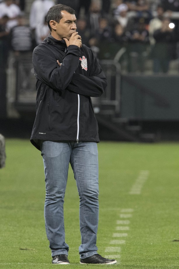 Carille observa a atuação do elenco diante o Avaí, na Arena Corinthians