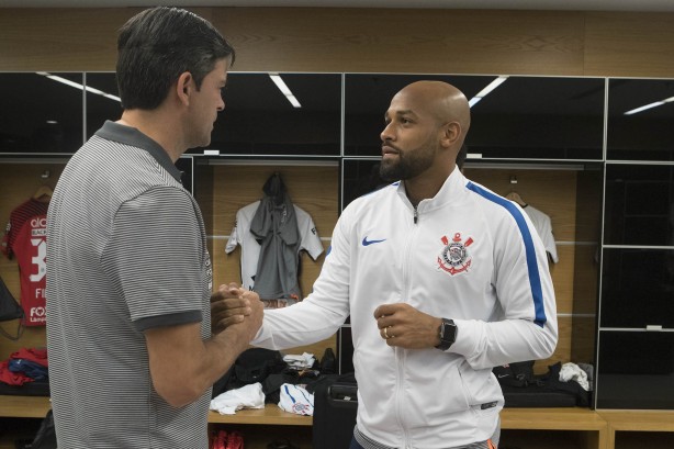 Cuca e Fellipe Bastos se cumprimento no vestiário da Arena antes do duelo contra o Avaí