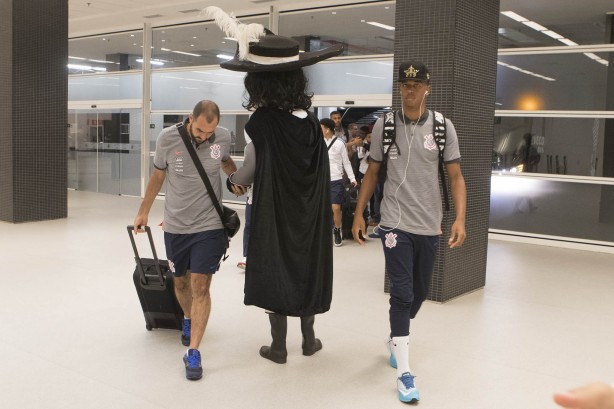 Danilo chegando à Arena Corinthians com os cumprimentos do mascote do time