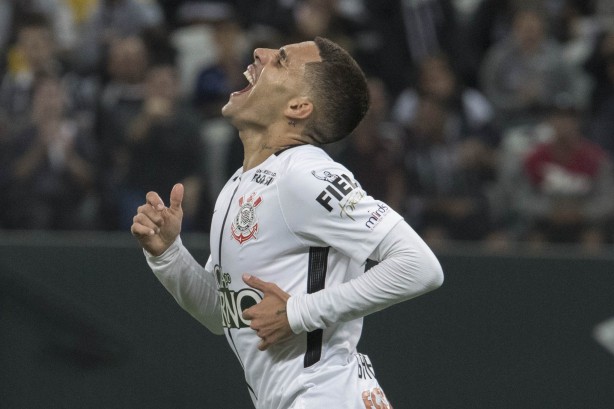 Gabriel lamenta chance perdida contra o Avaí na Arena Corinthians