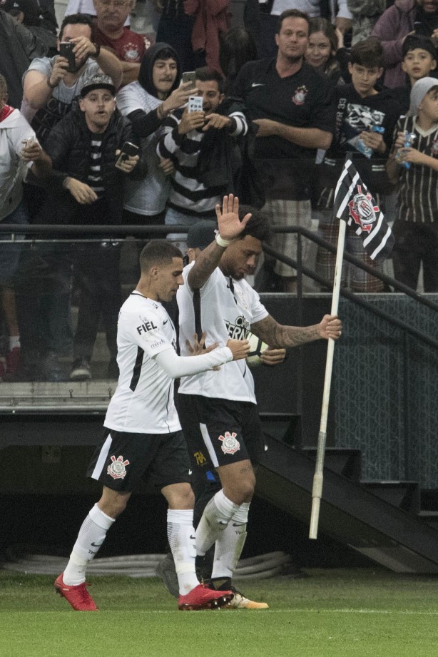Jogadores abraçando Kazim em comemoração ao gol do turco contra o Avaí
