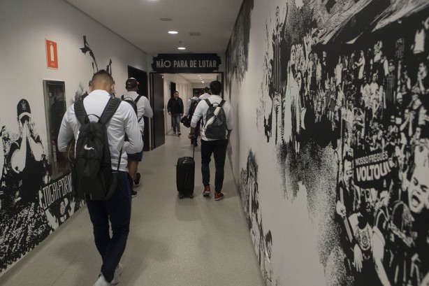 Jogadores chegando à Arena Corinthians para duelo contra o Avaí
