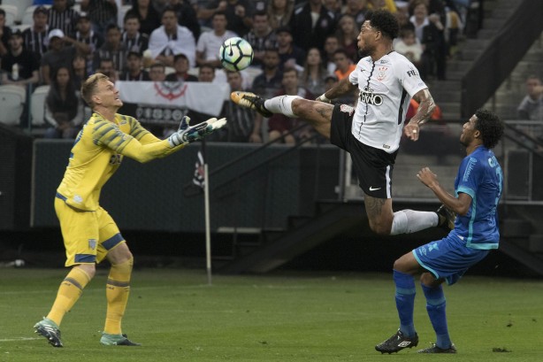 Kazim dividiu bola com o goleiro Douglas