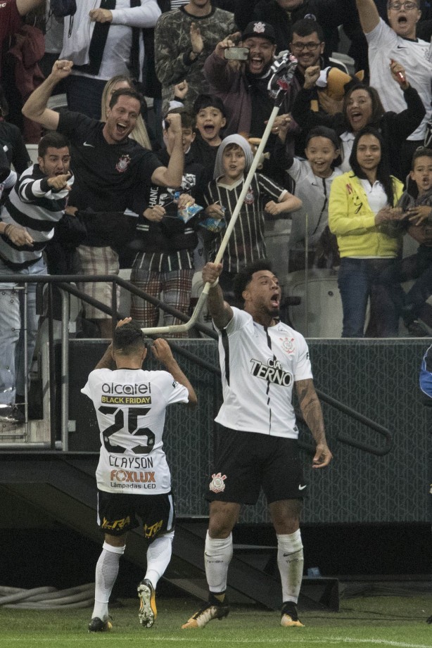 Kazim foi comemorar com a torcida o gol que marcou contra o Avaí, na Arena Corinthians