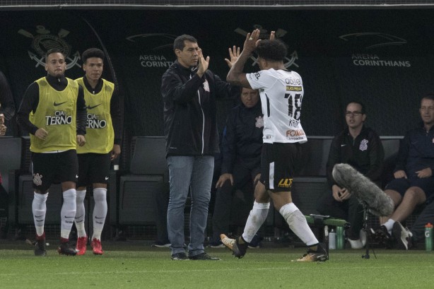 Kazim foi comemorar o gol com o treinador Fábio Carille
