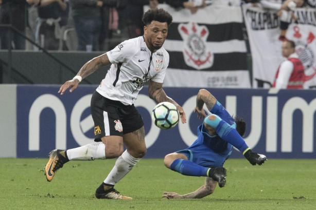 Kazim, herói do jogo, em jogada diante o time do Avaí, na Arena Corinthians