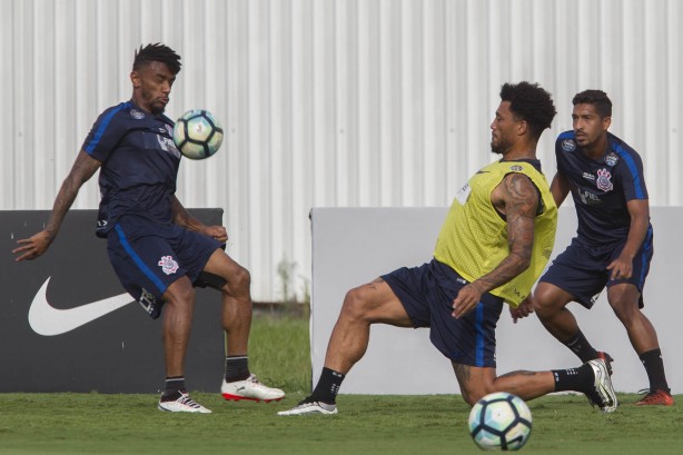Moisés, Kazim e Léo Príncipe no treino que antecede o duelo contra o Avaí