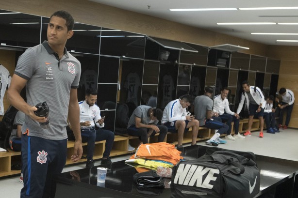 O zagueiro Pablo e todo o elenco no vestiário da Arena Corinthians
