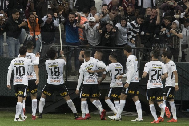 Todos os jogadores foram comemorar ao lado do turco Kazim o gol do atacante contra o Avaí