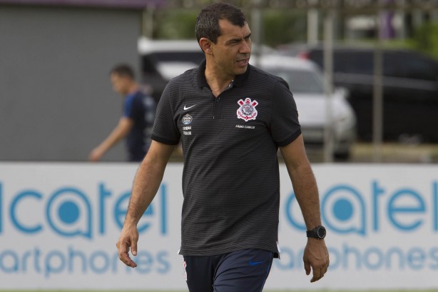 Carille comanda o treino do Timão antes do duelo contra o Avaí
