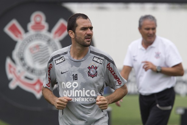 Danilo, durante um treino do Corinthians em 2011