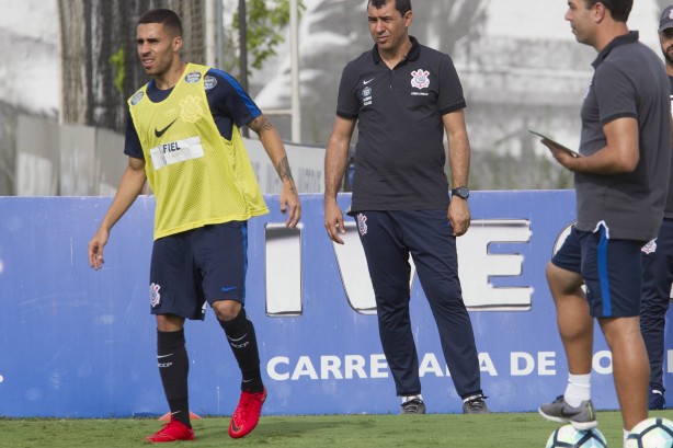 Gabriel e Carille no treino que antecede o duelop contra o Avaí