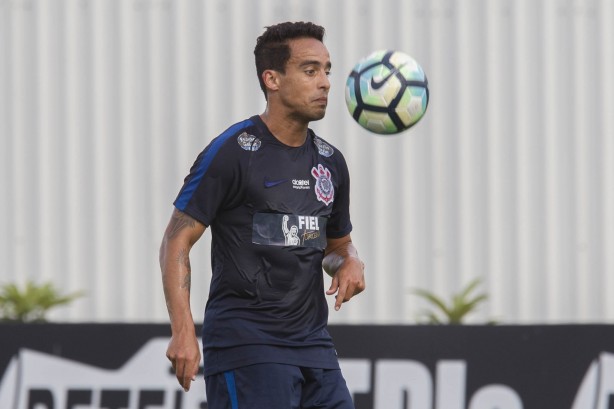 Jadson durante o treino antes do jogo contra o Avaí
