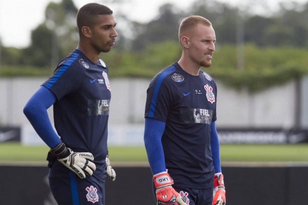 Os goleiros da base do Timão durante o treino de hoje no CT