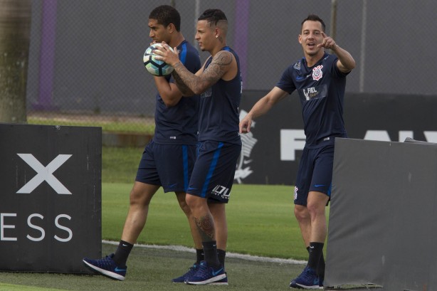 Pablo, Arana e Rodriguinho chegando ao treino antes do duelo contra o Avaí
