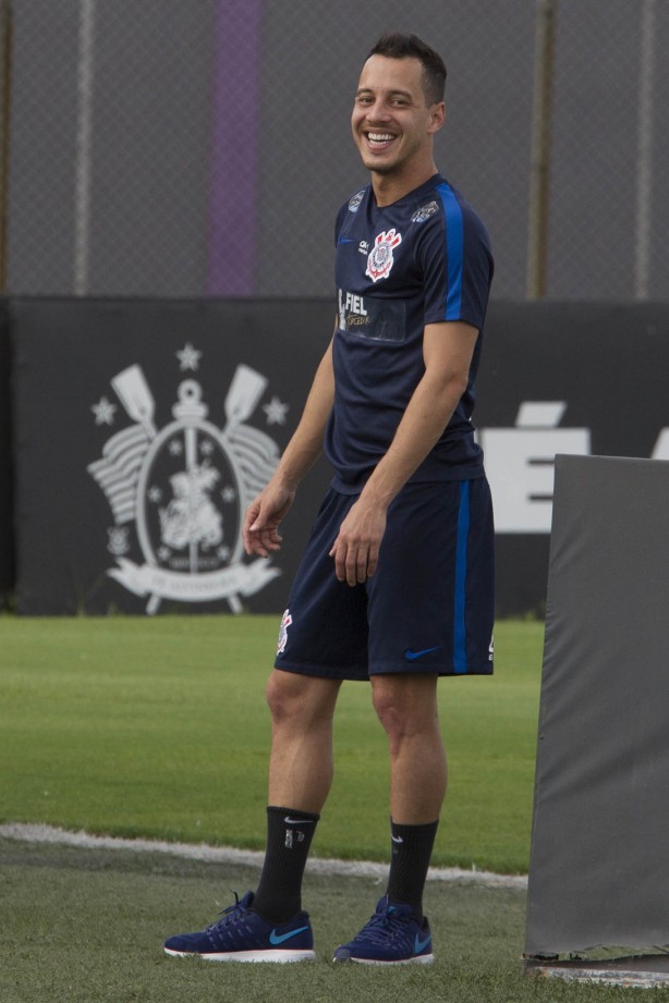 Rodriguinho sorrindo durante treino