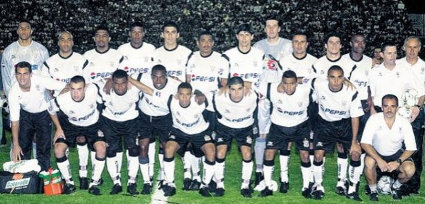 Foto do elenco campeo da Copa do Brasil 2002