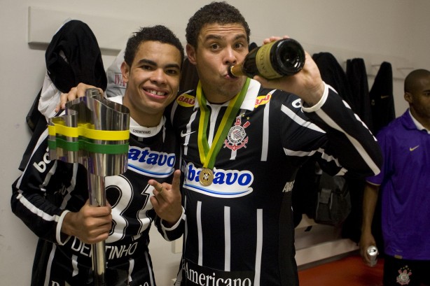 No vestirio do Beira-Rio, Dentinho e Ronaldo posam com a taa da Copa BR