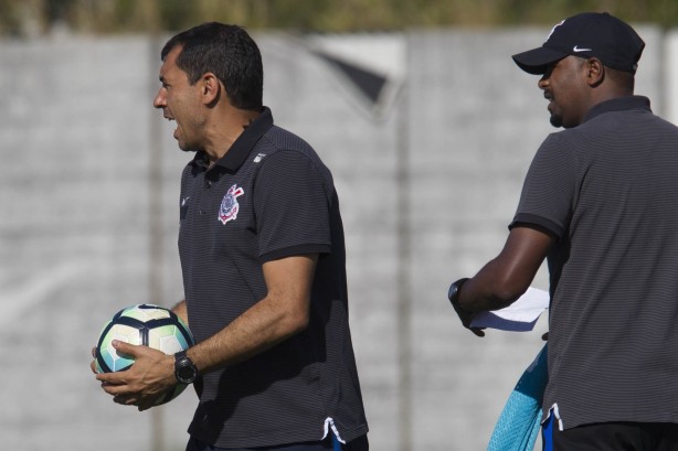 Carille durante treino no CT Joaquim Grava