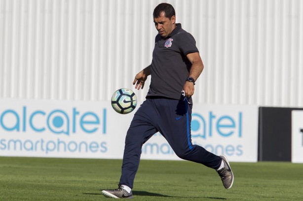 Carille durante treino no CT Joaquim Grava