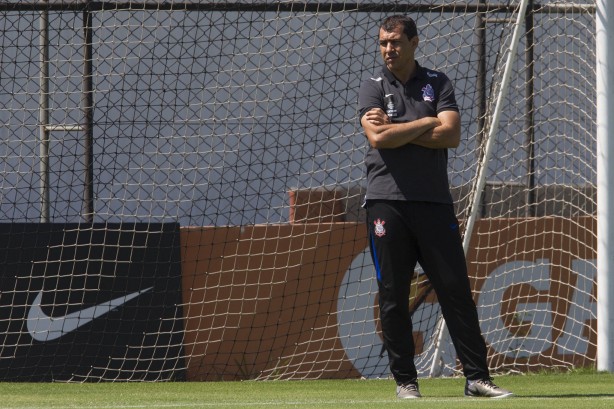Carille durante treino no CT Joaquim Grava