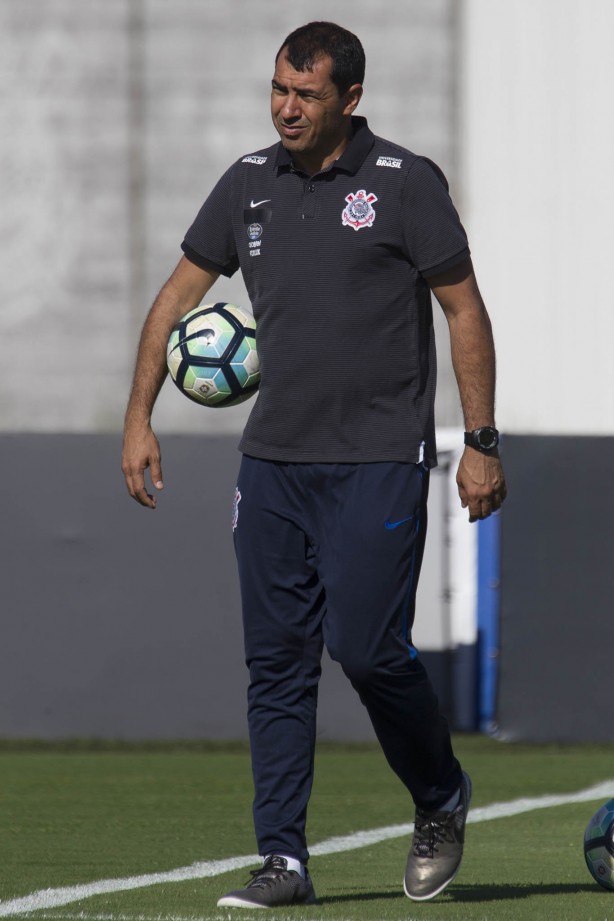 Carille durante treino no CT Joaquim Grava