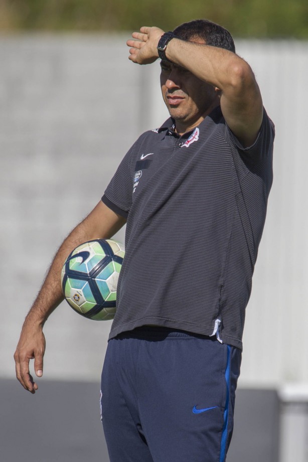 Carille durante treino no CT Joaquim Grava