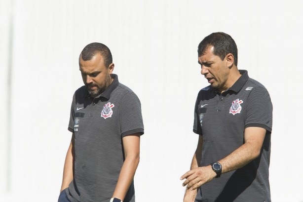 Carille e comissão técnica durante treino no CT Joaquim Grava
