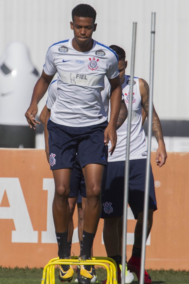 Carlinhos durante treino no CT Joaquim Grava