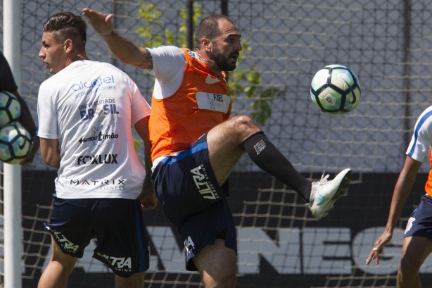 Danilo em ação no treino desta segunda-feira