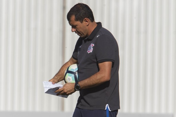 Fábio Carille durante treino no CT Joaquim Grava