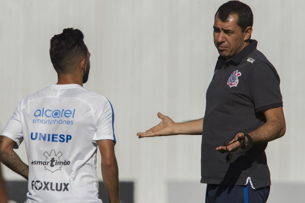 Fábio Carille passa orientações ao atacante Clayson