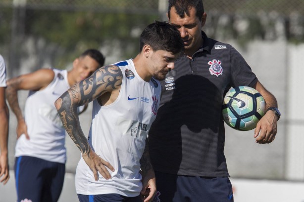 Fábio Carille passa orientações ao lateral Fagner
