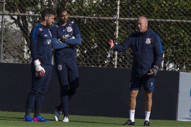 Goleiros do Corinthians durante o treino desta tarde no CT Joaquim Grava