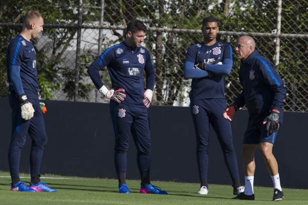 Goleiros do Corinthians durante o treino desta tarde no CT Joaquim Grava