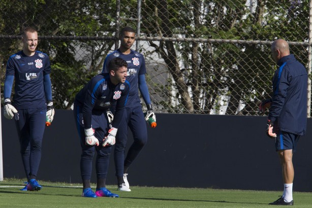 Goleiros do Corinthians durante o treino desta tarde no CT Joaquim Grava