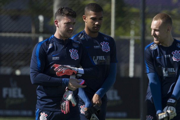 Goleiros do Corinthians durante o treino desta tarde no CT Joaquim Grava
