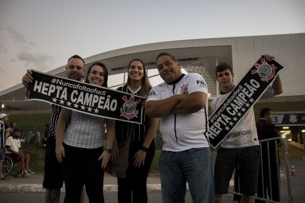 Inmeros grupos de amigos chegaram animados ao palco do confronto diante do Fluminense