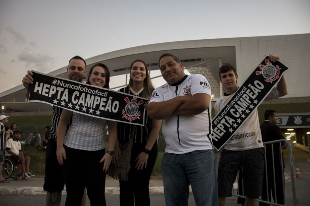 Inúmeros grupos de amigos chegaram animados ao palco do confronto diante do Fluminense