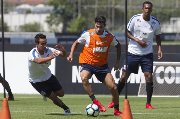 Jadson, Giovanni Augusto e Jô no treino desta segunda-feira já com foco no Fluminense