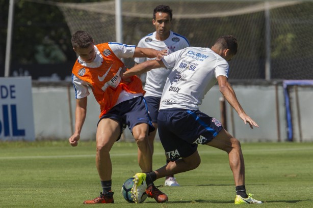 Jadson observa disputa de bola dos colegas em treino