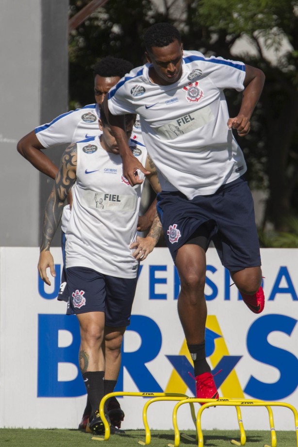 Jô que estará em campo nesta quarta, treina forte para partida contra o Fluminense